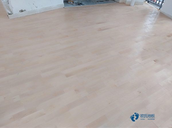 指接板木地板籃球場生產(chǎn)廠家